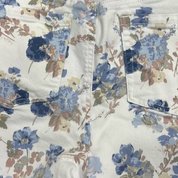 Gloria Vanderbilt Amanda floral shorts - Picture 5 of 5